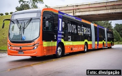 Ônibus 100% elétricos operam em Curitiba