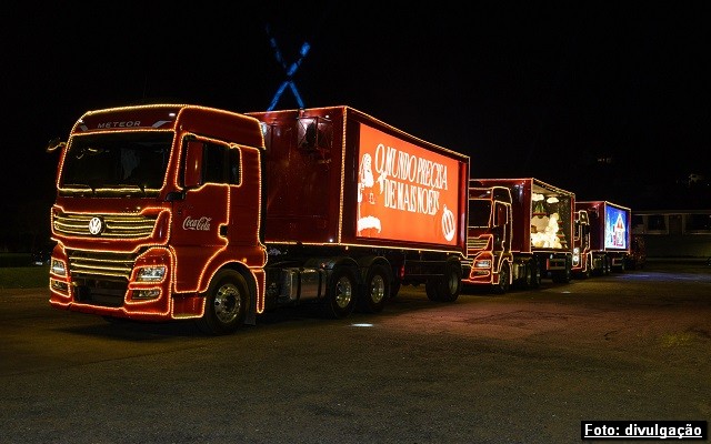 Caravana de Natal com veículos da Volkswagen Caminhões