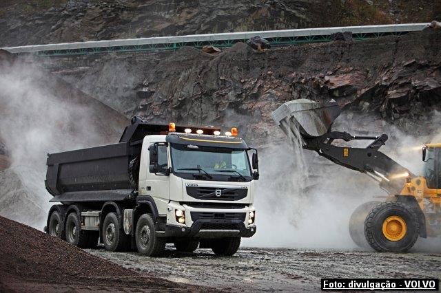 O transporte de aço por caminhões