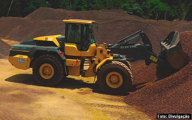 Carregadeira Elétrica operando em siderúrgica
