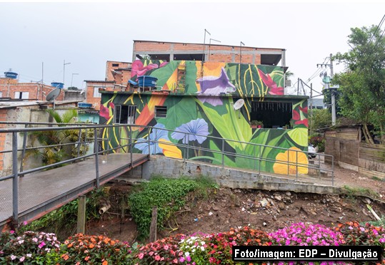 Usina solar em favela gera economia